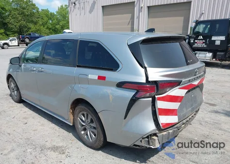 2021 Toyota Sienna Le z USA, uszkodzony, nr VIN 5TDKSKFC9MS035607